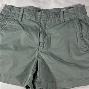 Gap womens sage green 4" Downtown Khaki flat front chino shorts - size 4